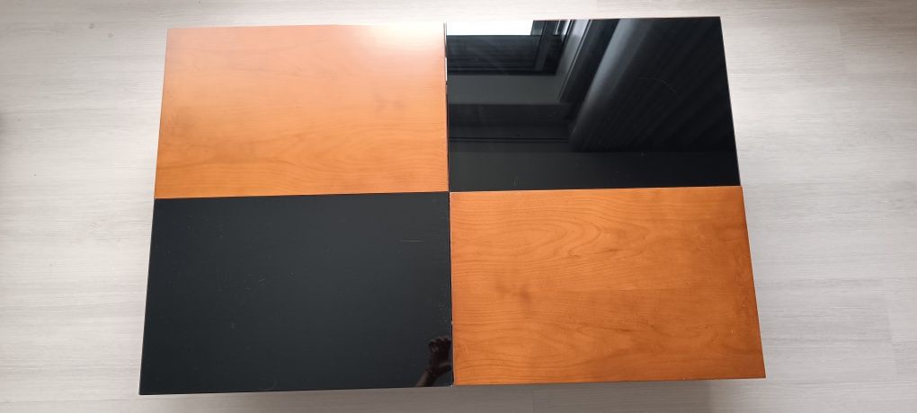 Mesa de centro em folha de cerejeira e vidro preto