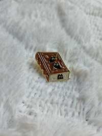 Przypinka pin wpinka pins złota broszka alternative gothic książka kot