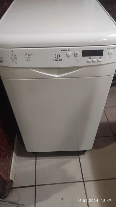 Продам посудомийну машину Indesit