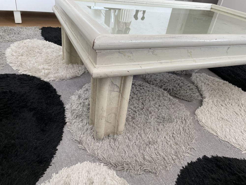 Mesa de centro bege com detalhes marmore