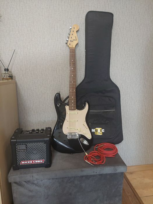 Продам электрогитару Squier bullet strat by fender, чехол, комбик Rola