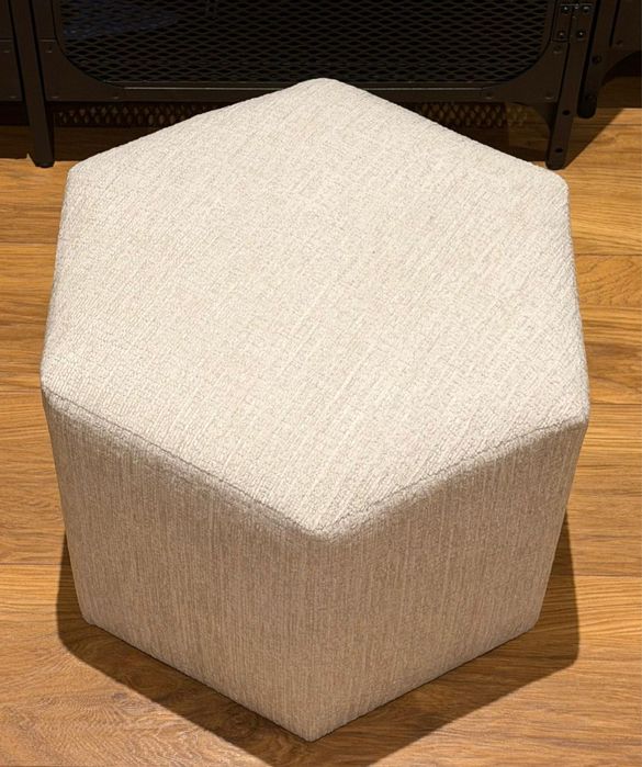 Pufa materiałowa do pokoju