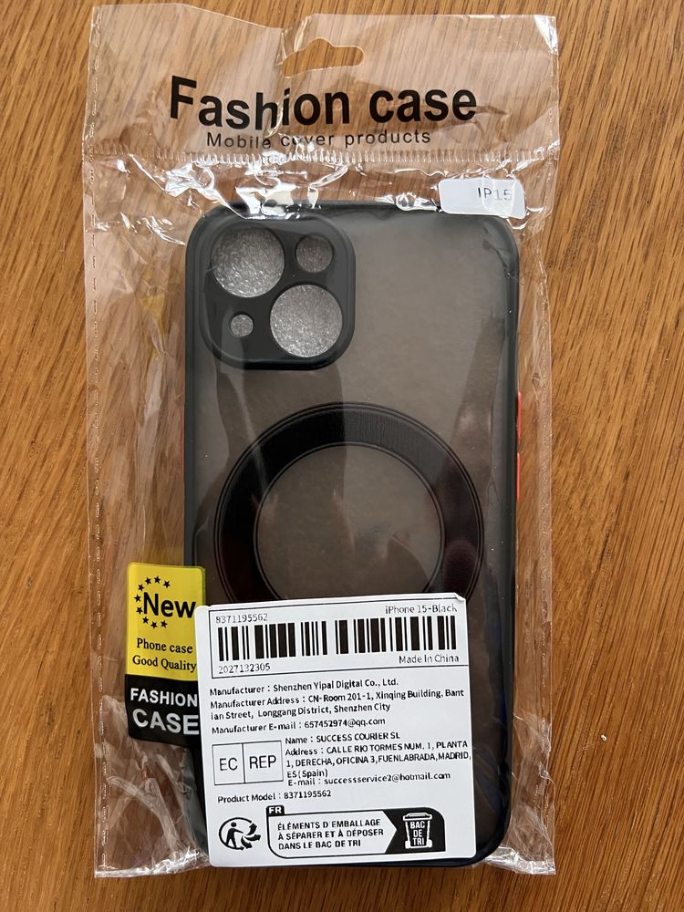 Nowe oryginalnie zapakowane etui do iPhone 15