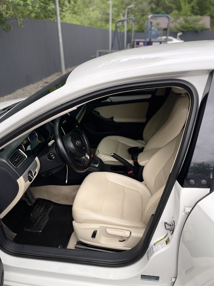 Volkswagen jetta 2,5 л 2012 год