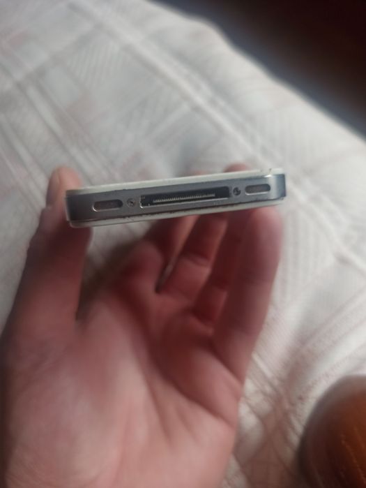 iPhone 4 (precisa de carregador)