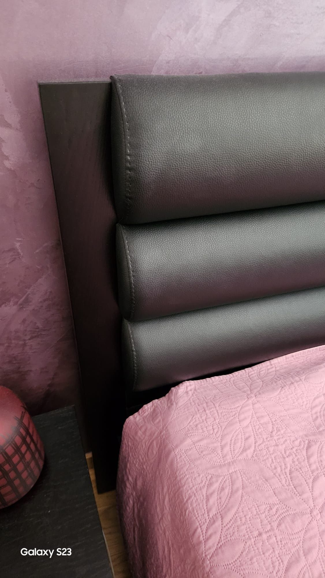 Cama de casal + mesas de cabeceira