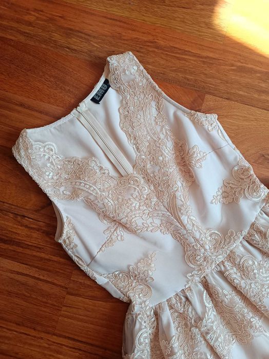 Jasno beżowa z perłową złotą koronką sukienka elegancka tiul nude