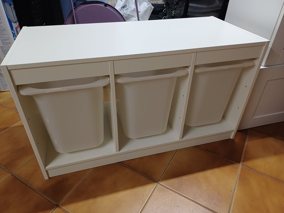 Białe szafki Ikea, trafast z pojemnikami i dwie wiszące