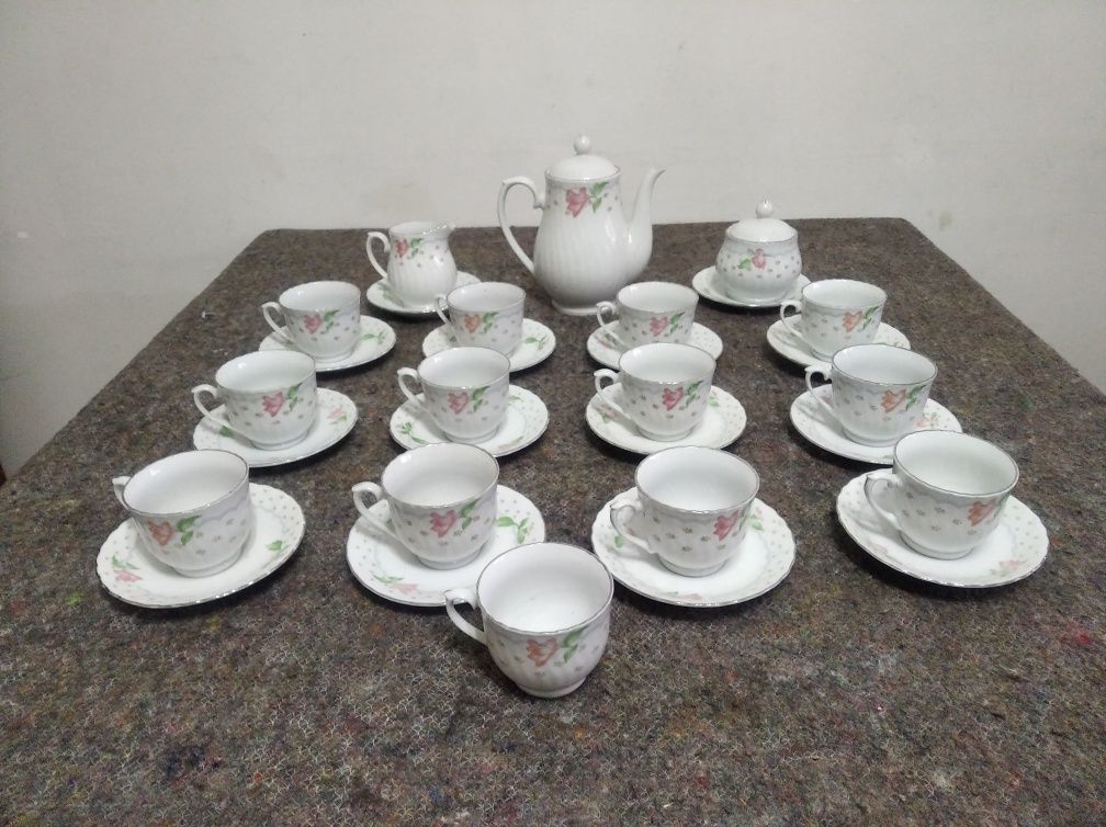 Serviço de chá branco com flores