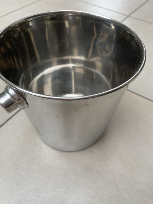 Stary pojemnik wiaderko na lód