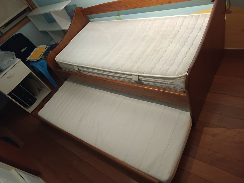 Cama em cerejeira solteiro, com cama extra em baixo + 2 colchões + 2 a
