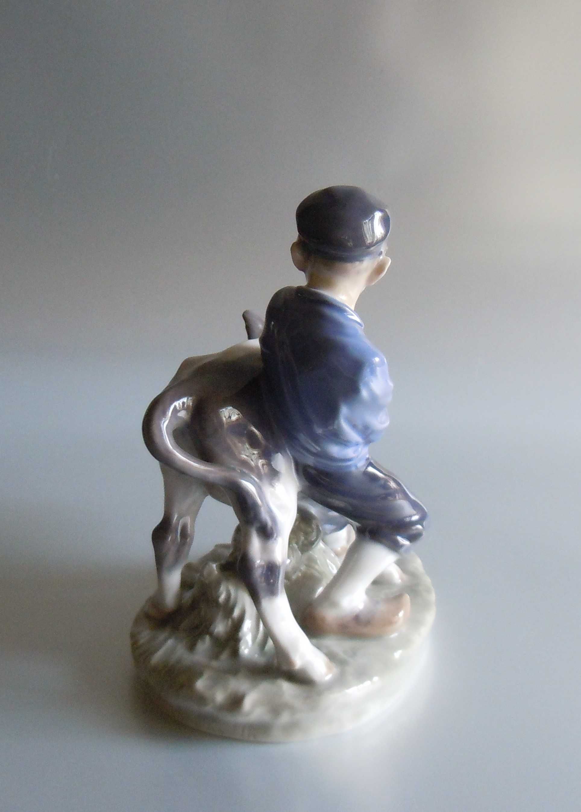 Figurka Royal Copenhagen "Chłopiec z cielakiem" Ch. Thomsen 1960r.
