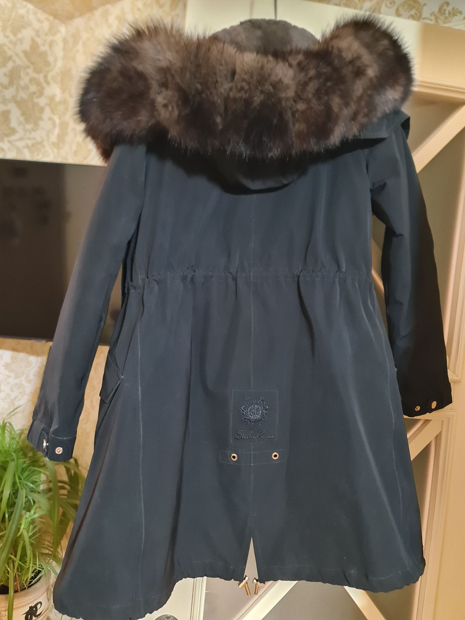Продам женскую итальянскую куртку-парку, натуральный мех.
