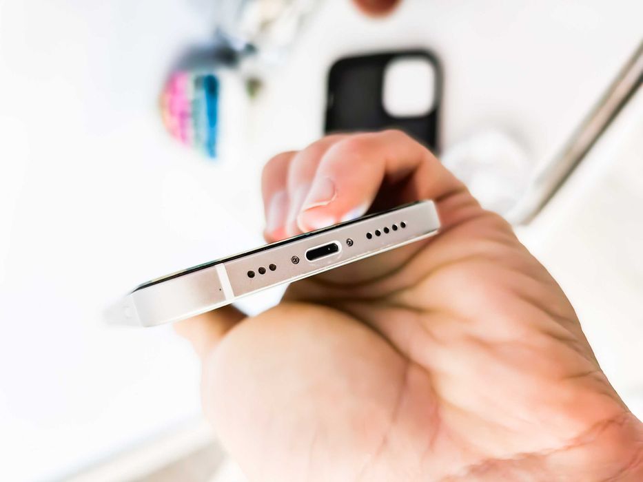 Iphone 12 w bardzo dobrym stanie, kabel i etui