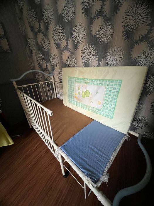 Дитяче ліжечко металеве