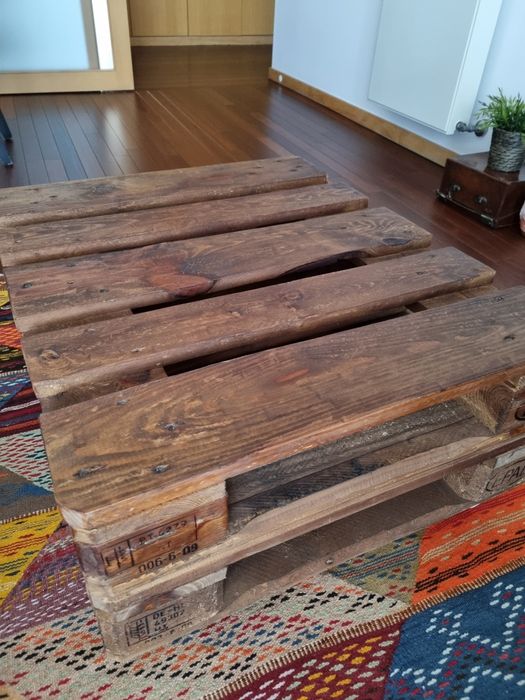 Vendo Mesinha de centro em paletes