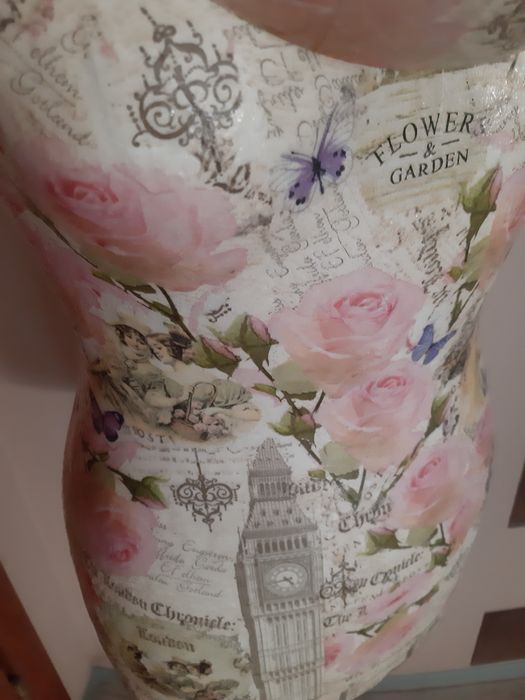 Manekin artystyczny róże flower garden biały zegar boho ozdoba figurka