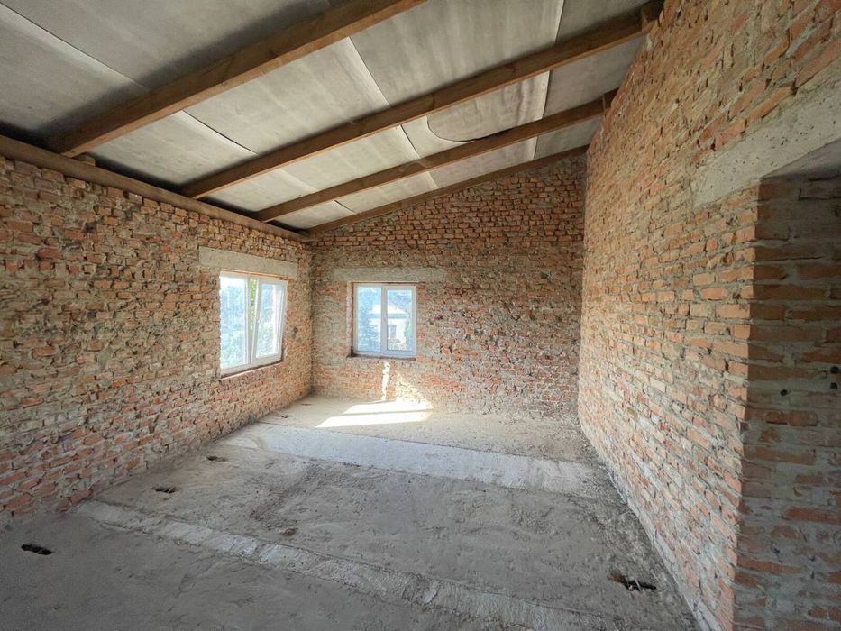 Продаж великого будинку у передмісті Тернополя