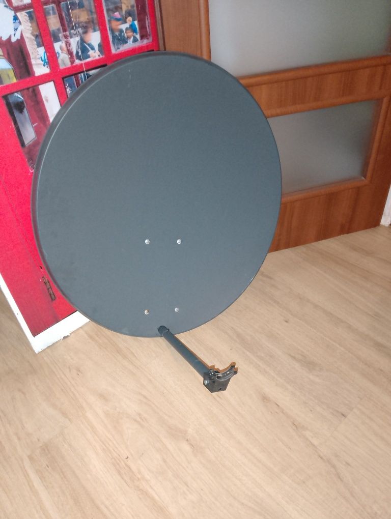 Talerz satelitarny z mocowaniem i z uchwytem na konwerter