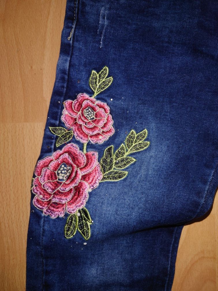 Spodnie elastyczne z różą