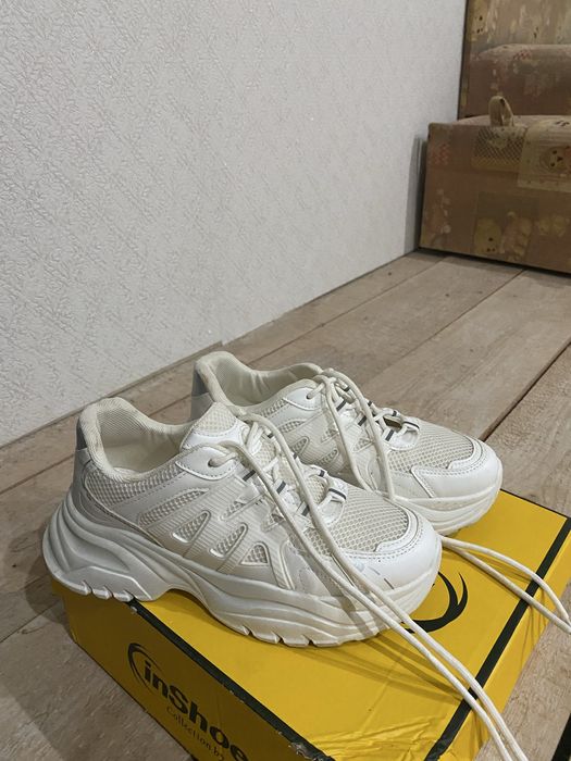 Білі кросівки , 39 розмір