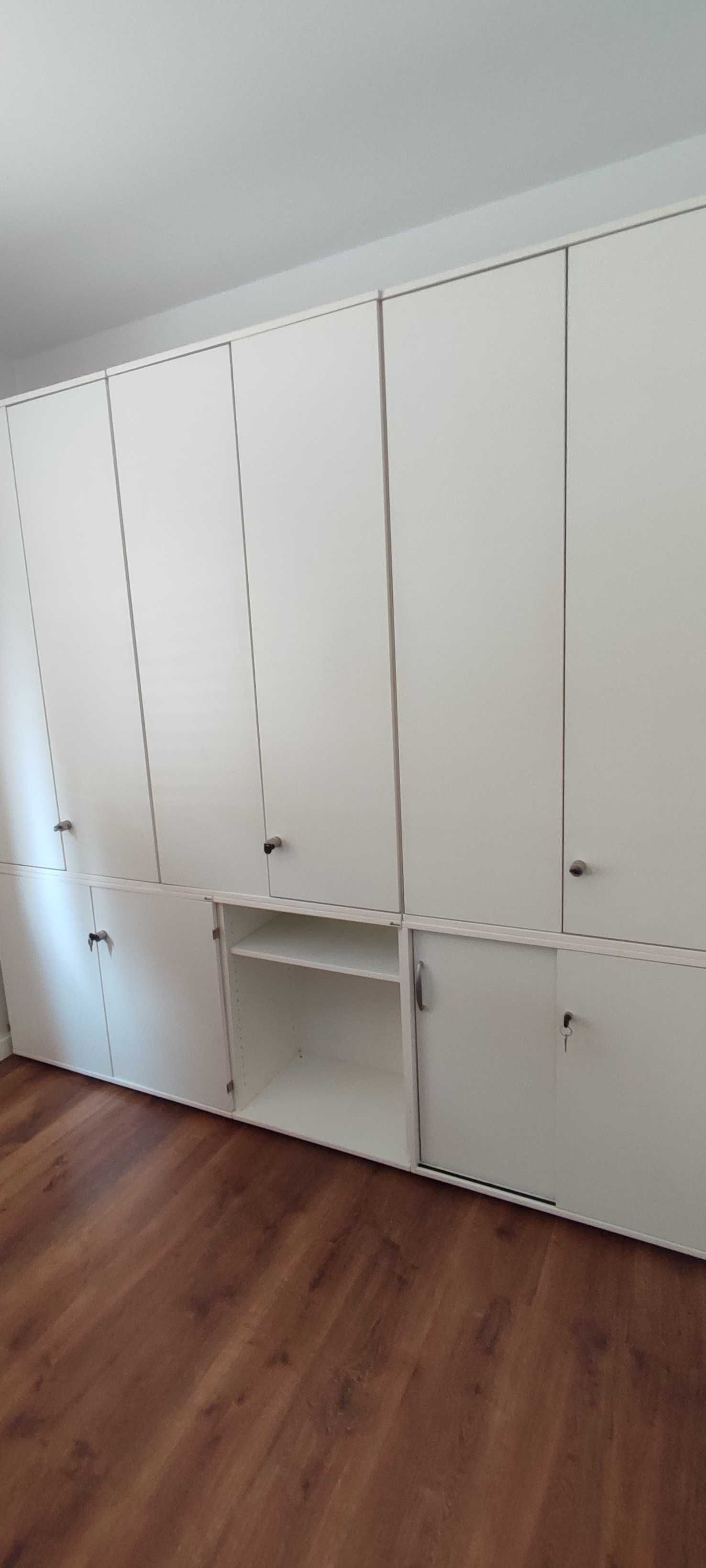Komplet szaf z półkami w kol. białym