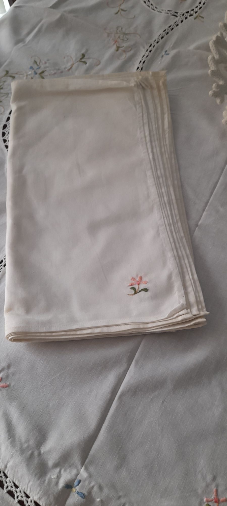 Toalha de mesa bordada