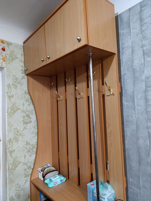 Ліжко двоспальне,вішак,стіл