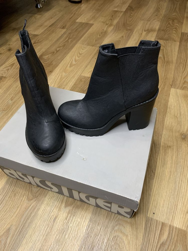 Жіночі черевикі челсі Devided by H&M