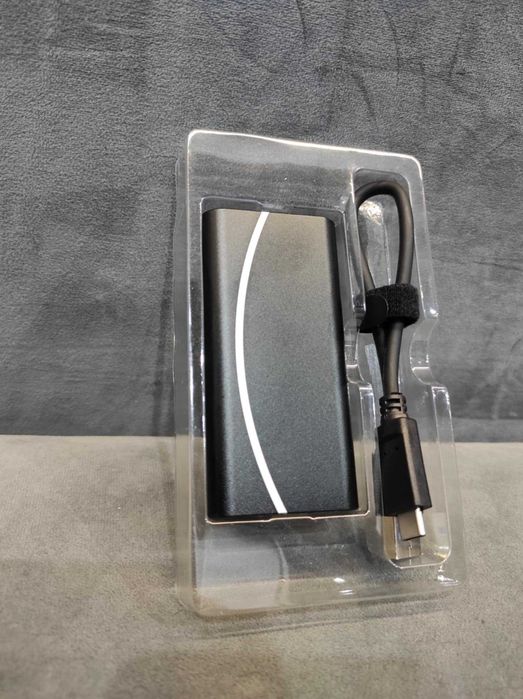 Dysk zewnętrzny HDD 2TB z kablem.
