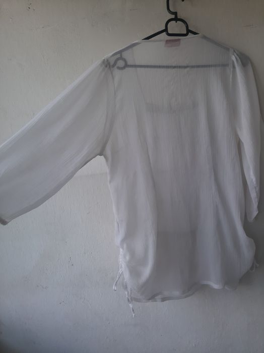 Letnia koszulka, koszula biała z falbankami, falbanami i ściągaczem