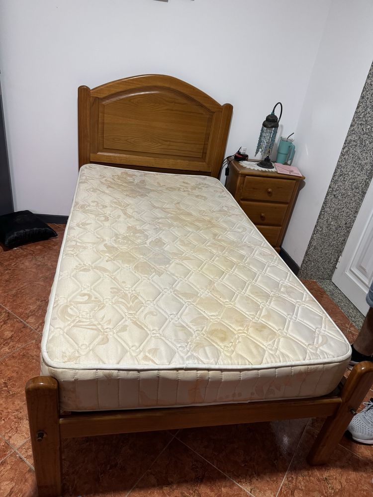 Cama de solteiro com colchao e mesinha de cabeceira