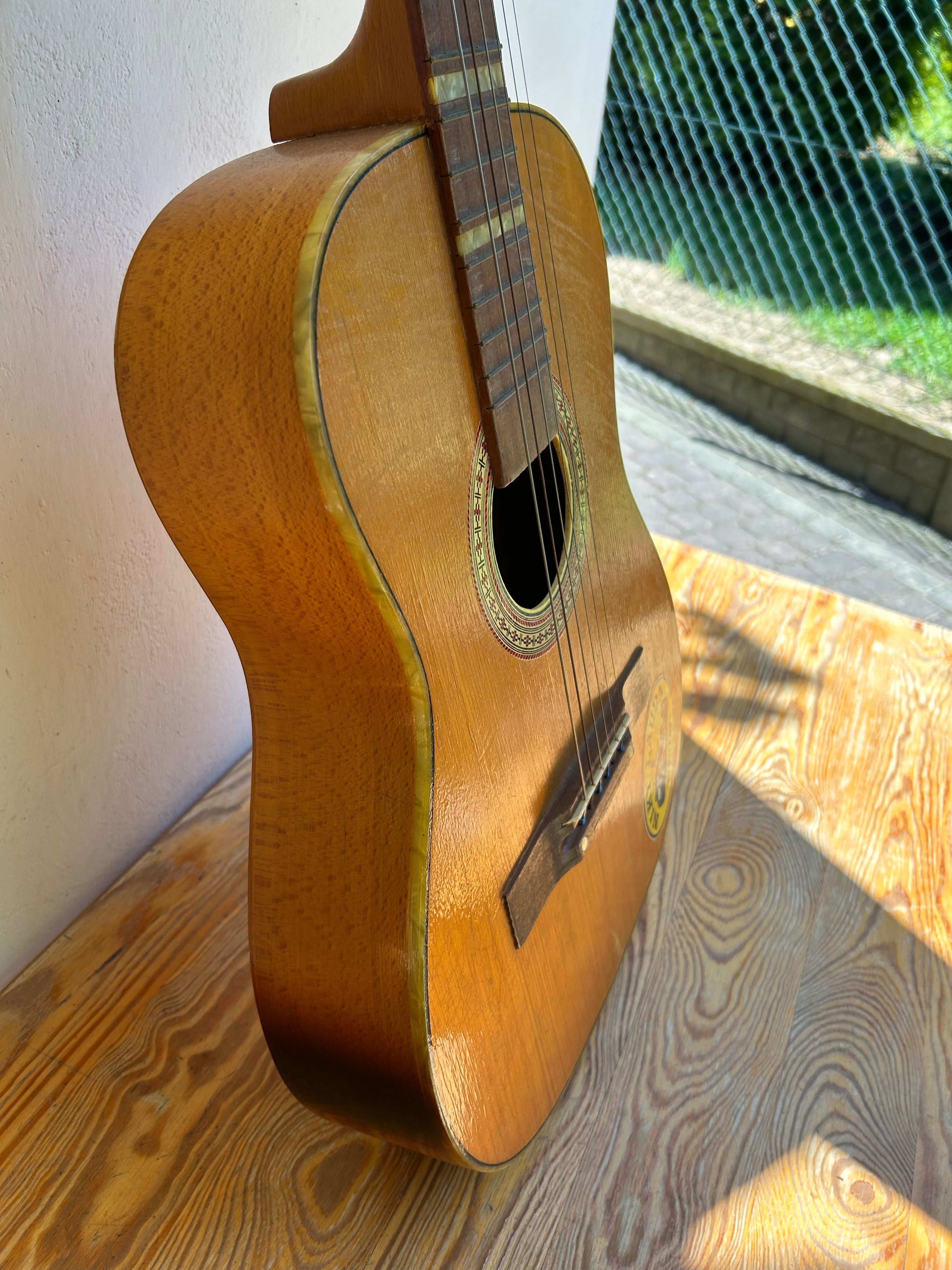 Gitara akustyczna lata 70