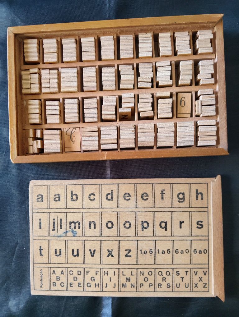 Caixa de letras moveis em madeira