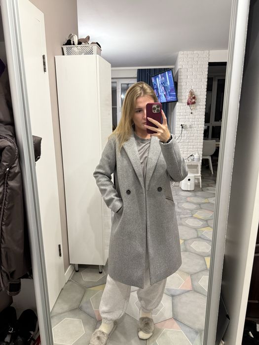 Продам жіноче сіре пальто, тримає форму, розмір 36