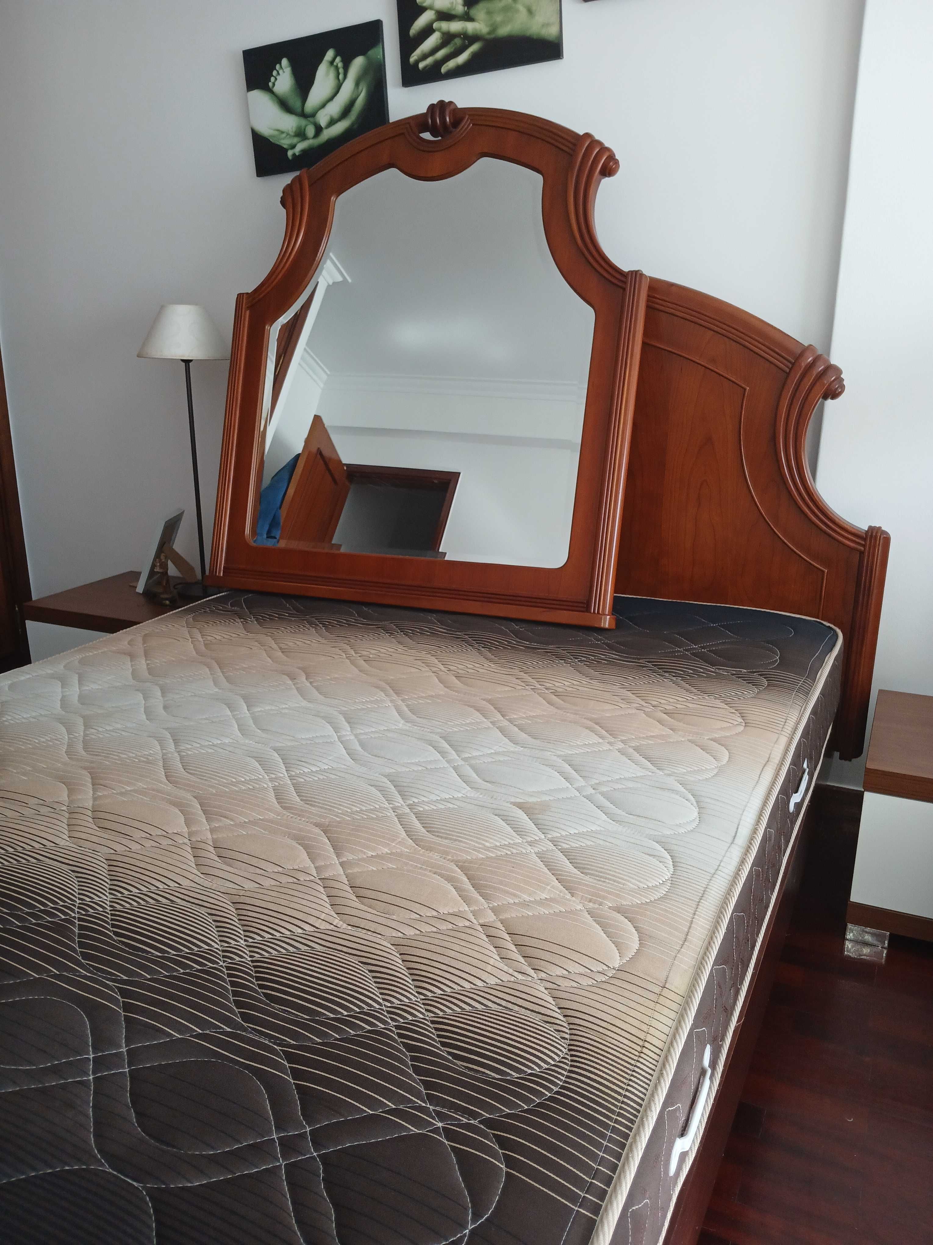 Cama de casal com colchão é  espelho.
