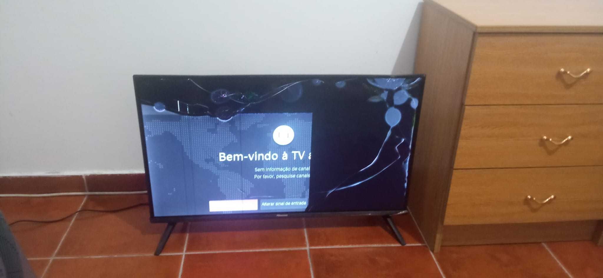 TV HINSENSE 32" ( ecrã partido, para peças )