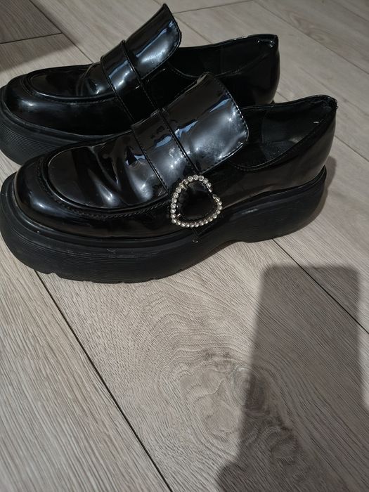 Półbuty lakierowane Loafersy z serduszkiem croop r38