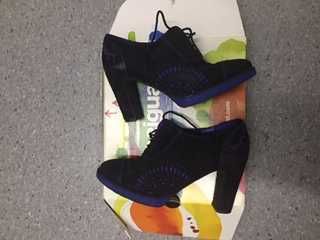 Sapatos - marca Desigual - Tam 38-Cor Azul Marinho