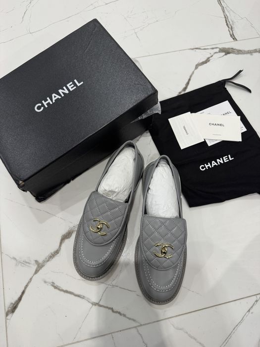 Лофери Chanel сірі трендовий колір