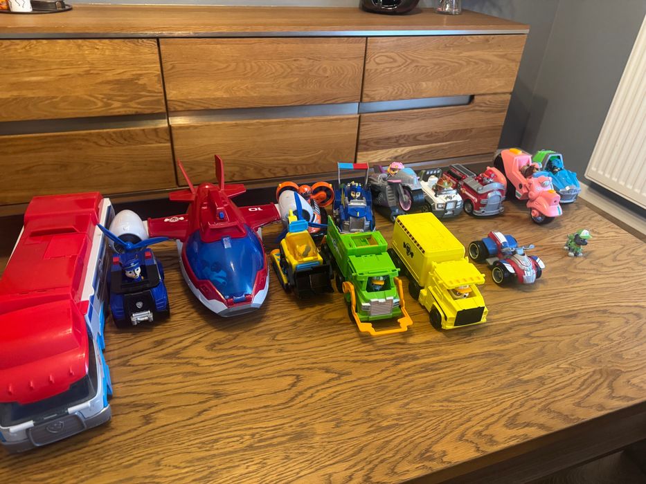 Zestaw psi patrol, dwa patrolowce oraz figurki