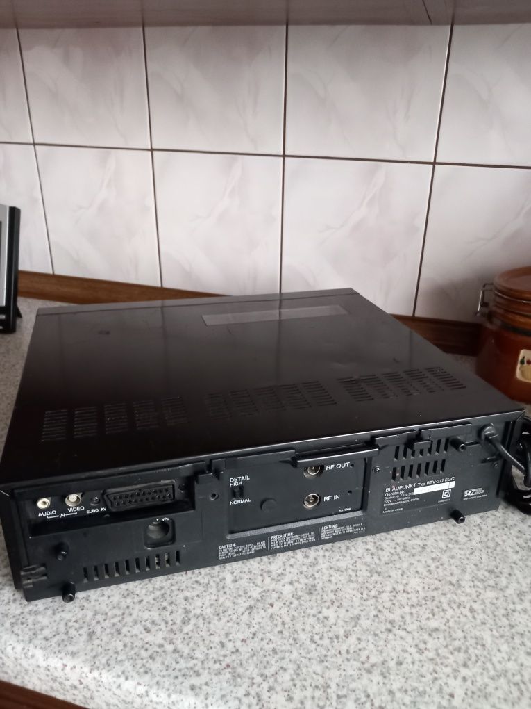 Sprzedam magnetowid Blaupunkt uszkodzony z zablokowaną kasetą w środku
