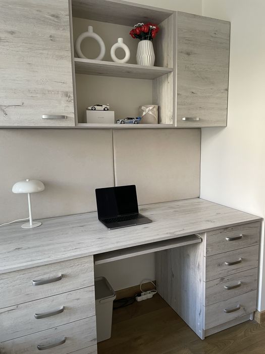 Zestaw biurko + szafki wiszące + panele tapicerowane