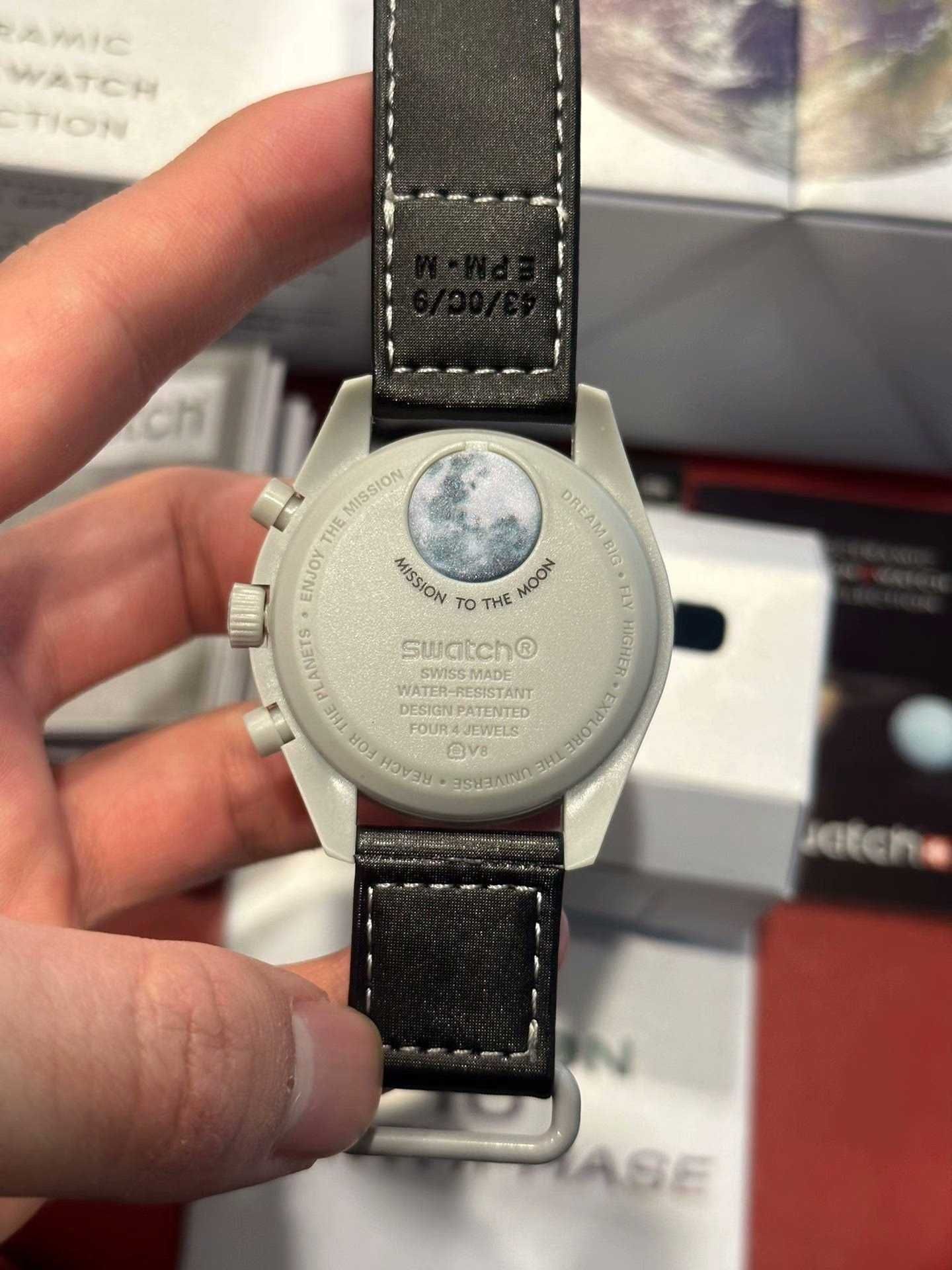 MoonSwatch Earth Phase - model SO33M700 nowy!