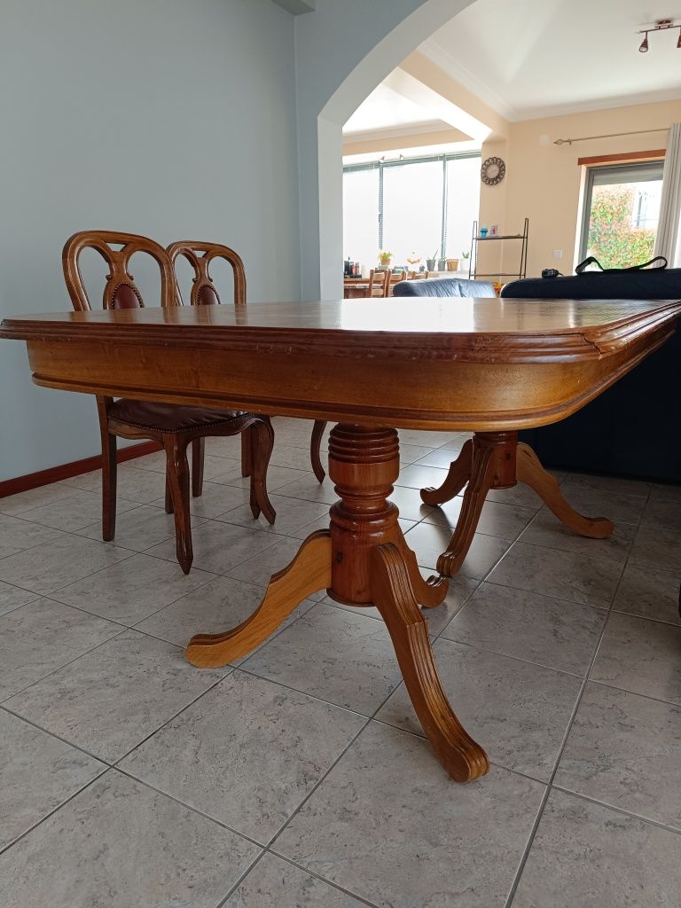 Mesa e cadeiras em madeira