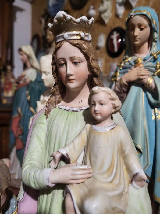 Piękna Maryja Królowa figurka Matki Bożej z porcelany