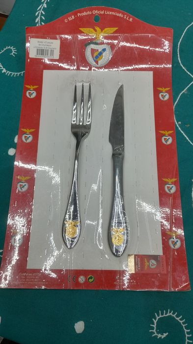 Blister com duas peças de churrasco do Benfica