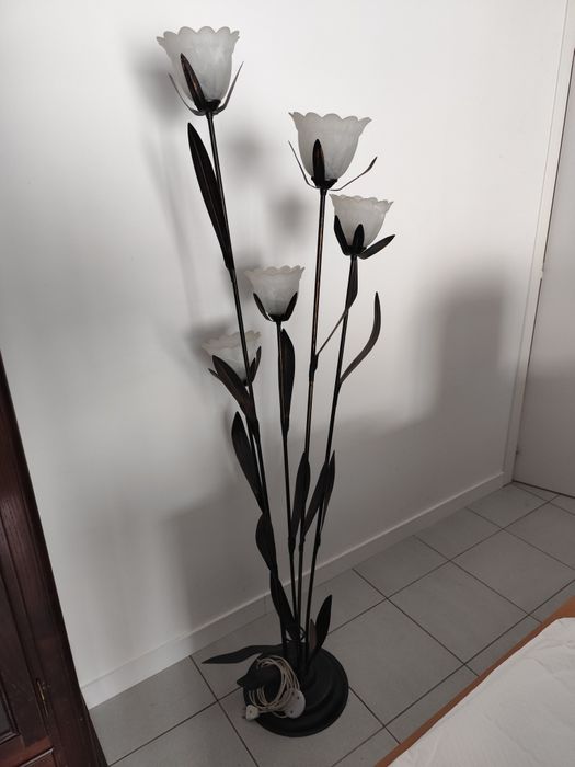 Candeeiro de pés de tulipa