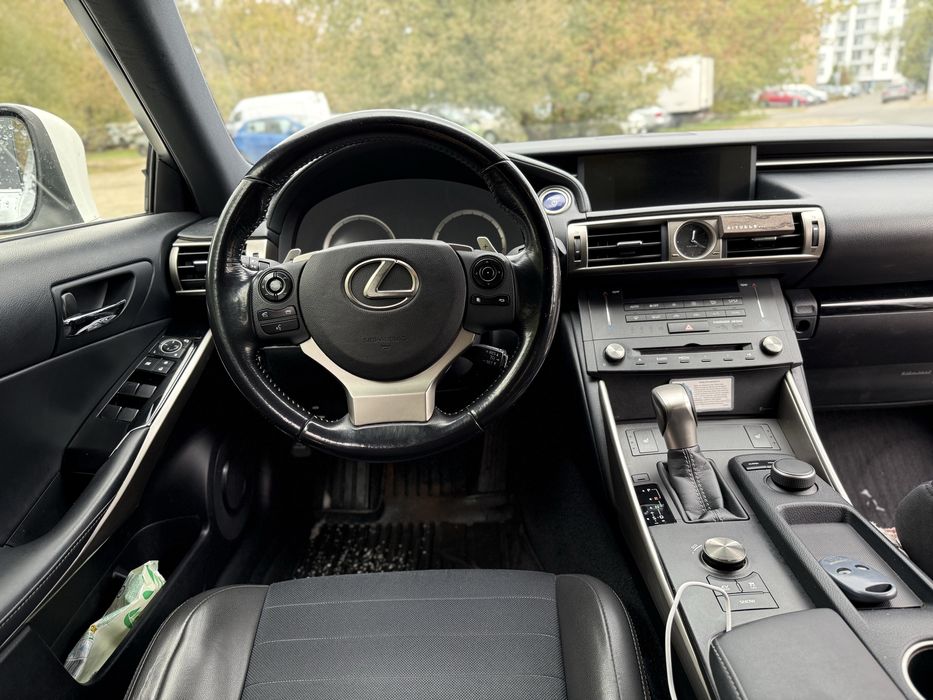 Sprzedam lexus is300h Hybryda Polski salon