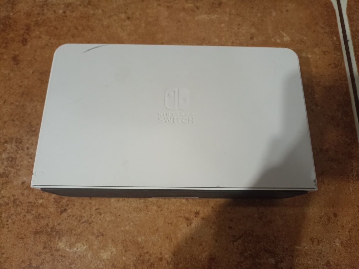 Nintendo Switch OLED – ekran + dock + grip + etui (bez Joy-Conów i ład